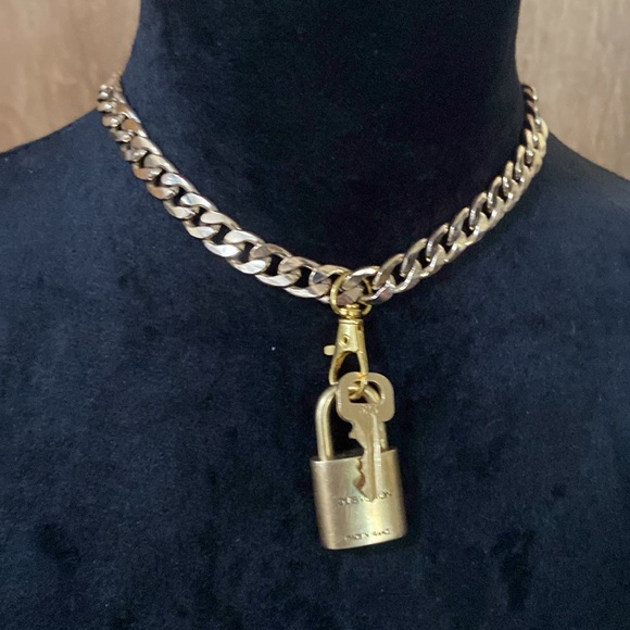 LV Lock and key. 323 authentic - Picture 2 of 3